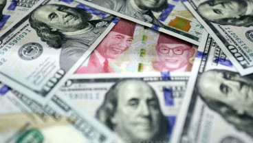 Rupiah Berisiko Overshoot ke Rp15.000 jika BI Pertahankan Suku Bunga