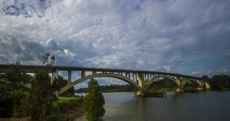 Jembatan Pulau Balang I di Kabupaten Penajam Paser Utara, Kalimantan Timur, Kamis (10/2/2022). Jembatan Pulau Balang menjadi salah satu akses penghubung menuju Ibu Kota Negara (IKN) Nusantara, jembatan tersebut menghubungkan Kota Balikpapan langsung ke Penajam Paser Utara namun hingga kini belum bisa digunakan untuk umum karena akses jalan belum selesai dikerjakan./Antara