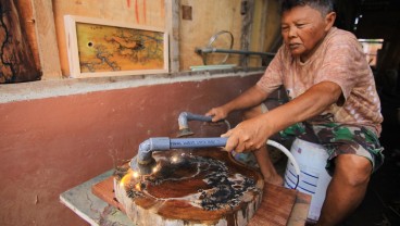 Melukis di Atas Sisa Potongan Kayu Bertintakan Aliran Listrik