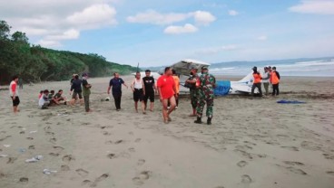 Pesawat Latih Mendarat Darurat di Pantai Ngagelan Banyuwangi