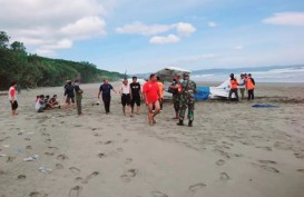 Pesawat Latih Mendarat Darurat di Pantai Ngagelan Banyuwangi