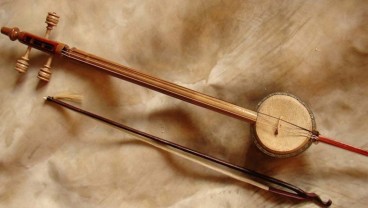 Alat Musik Rebab: Fungsi, Cara Membuat, dan Cara Memainkannya