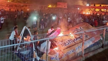 Barbar! Suporter Bakar Fasilitas Stadion Usai Laga Persiraja vs PSMS Ditunda