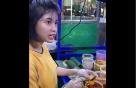 Tidak Malu Berjualan di Pinggir Jalan, Sandiaga Uno Apresiasi Bisnis Melati Eks JKT48