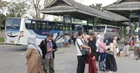 Ilustrasi. Para calon penumpang bersiap naik bus di Terminal Purboyo Kota Madiun, Sabtu (7/5/2022)./Antara-Diskominfo Kota Madiun.
