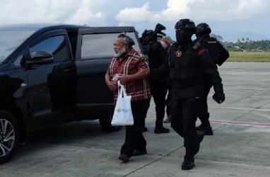 KPK Menerbangkan Bupati Mimika ke Jakarta