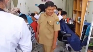 Full Senyum, Razia Potong Rambut di SMKN 2 Singkawang ini Dilakukan di Salon