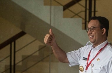 Respons Anies soal Video Viral Pengendara Motor Tergelincir di Kota Tua