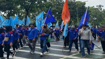 Massa Buruh Demo di Patung Kuda Makin Ramai, Tuntut UMP Naik!