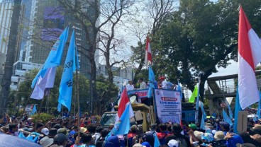 Kasetpres Heru Budi Hartono Naik ke Mobil Komando Temui Demonstran di Patung Kuda