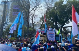 Kasetpres Heru Budi Hartono Naik ke Mobil Komando Temui Demonstran di Patung Kuda
