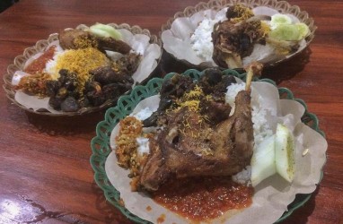 Nikmatnya Bebek Rempah Madura di Titik Nol Surabaya
