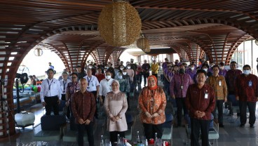 Menaker Ida Fauziyah Serahkan BSU Kepada Pekerja yang Sudah Terdaftar BPJS Ketenagakerjaan di Bali