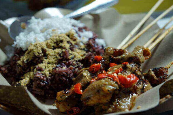 Makanan khas Sate Karak di dekat tempat wisata ziarah makam Sunan Ampel, Surabaya. Berbeda dengan masakan sate pada umumnya, Sate Karak tidak hanya berisi daging sapi, namun juga berisi jeroan sapi dan disuguhkan bersama nasi merah. Bisnis-Adam