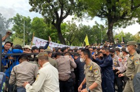 Demo Tolak Kenaikan Harga BBM, Mahasiswa Paksa Masuk…