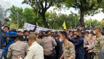 Demo Tolak Kenaikan Harga BBM, Mahasiswa Paksa Masuk Kantor Anies