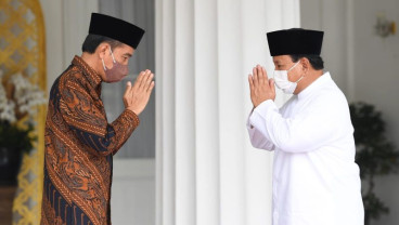 Jokowi Bareng Prabowo Tinjau Penyerahan Motor di Kodim Tual
