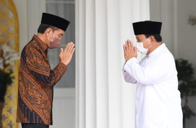 Jokowi Bareng Prabowo Tinjau Penyerahan Motor di Kodim Tual