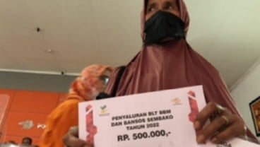 Warga Kabupaten Cirebon Cairkan BLT di Kantor Pos, Masing-masing Terima Rp500.000