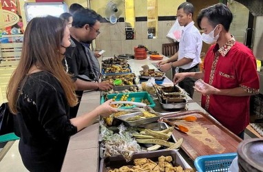 Warung Penyetan Legendaris di Surabaya, Pedasnya Nampol!