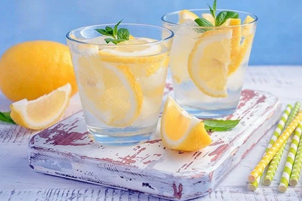 Ilustrasi air lemon atau lemon infused water/Medicine.net