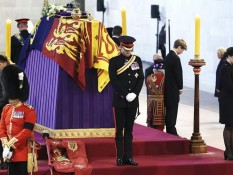 Raja Charles Izinkan Pangeran Harry Pakai Seragam Militer di Pemakaman Ratu Elizabeth