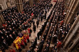 Puluhan Ribu Orang Antarkan Ratu Elizabeth II ke Peristirahatan…
