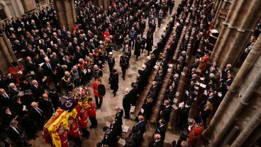 Puluhan Ribu Orang Antarkan Ratu Elizabeth II ke Peristirahatan Terakhirnya