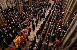 Puluhan Ribu Orang Antarkan Ratu Elizabeth II ke Peristirahatan Terakhirnya