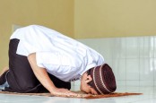 Amalan Rebo Wekasan, Salat Sunah 4 Rakaat dan Menulis 7 Ayat Salamun