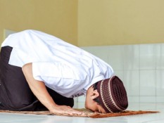 Amalan Rebo Wekasan, Salat Sunah 4 Rakaat dan Menulis 7 Ayat Salamun
