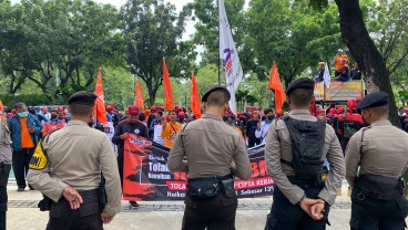 Demo Buruh: Massa Minta Anies Naikkan Upah dan Tak Diam Soal Harga BBM