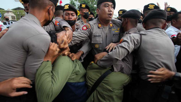 Demo Mahasiwa di Surabaya Berakhir Ricuh