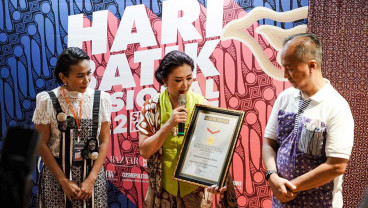 Batik Fashion Show on The Street Terima Rekor MURI