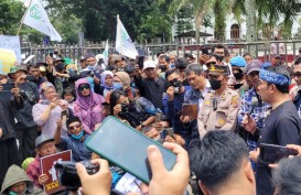 Temui Petani yang Unjuk Rasa, Ridwan Kamil Beberkan Keberpihakan pada Petani