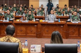 Keakraban Panglima TNI Andika Perkasa dan KSAD Dudung Abdurachman di DPR