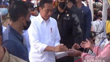 Presiden Jokowi Menyalurkan BSU dan BLT di Baubau