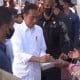 Presiden Jokowi Menyalurkan BSU dan BLT di Baubau