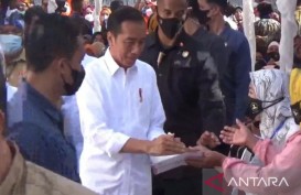 Presiden Jokowi Menyalurkan BSU dan BLT di Baubau