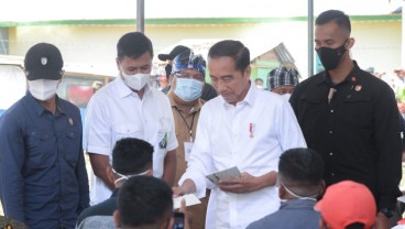 Kunjungan Kerja Ke Baubau dan Buton, Presiden Serahkan BSU Bagi Peserta BPJS Ketenagakerjaan