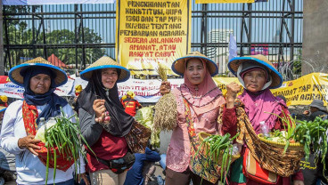 Massa Dari Petani, Nelayan dan Buruh Gelar Aksi di Depan Gedung DPR/MPR