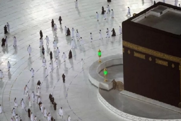 Kelompok pertama umat muslim melakukan ibadah umrah dengan penerapan protokol kesehatan di Masjidil Haram, Mekah, Arab Saudi, Sabtu (3/10/2020)./Antararn