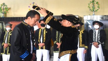 Jokowi Dapat Gelar Dada Madopo Malomo dari Kesultanan Ternate