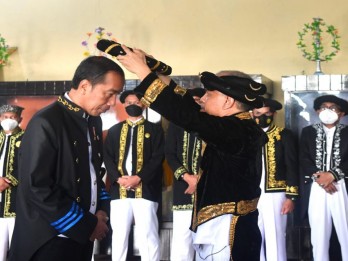 Jokowi Dapat Gelar Dada Madopo Malomo dari Kesultanan Ternate