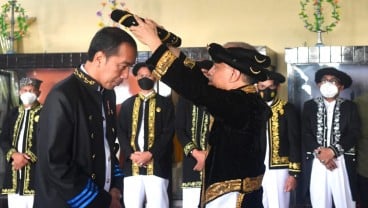 Kunjungi Kesultanan Ternate, Jokowi Dapat Gelar Dada Madopo Malomo