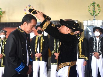 Kunjungi Kesultanan Ternate, Jokowi Dapat Gelar Dada Madopo Malomo