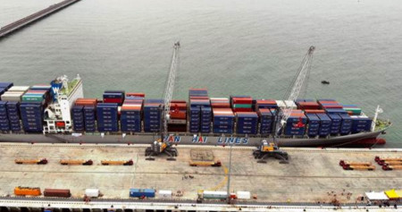 Rencana Pelabuhan Kuala Tanjung Jadi Transhipment, Ini Penjelasannya. Suasana bongkar muat kapal kontainer di Terminal Multiguna Pelabuhan Kuala Tanjung, Kabupaten Batu Bara, Sumatra Utara, Kamis (27/12). PT Pelabuhan Indonesia I melepas kargo ekspor perdana di terminal tersebut dengan kapal Wan Hai 505, membawa 180 TEUs kargo ekspor tujuan China. - Bisnis/Abdullah Azzam