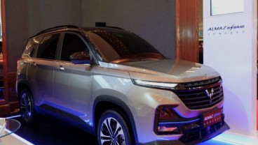 Perdana! Wuling Almaz Hybrid Mejeng di IEMS 2022