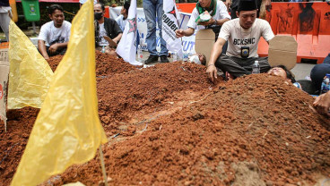 Aksi Kubur Diri Warnai Unjuk Rasa di Tangerang