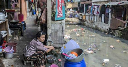 Warga beraktivitas di kawasan permukiman padat penduduk, di bantaran Kali Krukut Bawah, Kebon Melati, Tanah Abang, Jakarta, Jumat (20/7/2018)./ANTARA-Aprillio Akbar